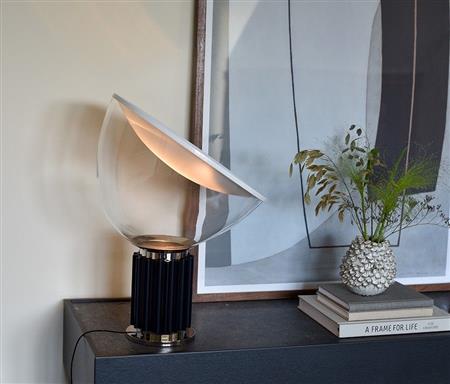 Taccia Small lampara de mesa negra Led 16w.2700k Flos